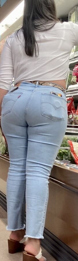 BIG JUICY LATINA ASS !!
