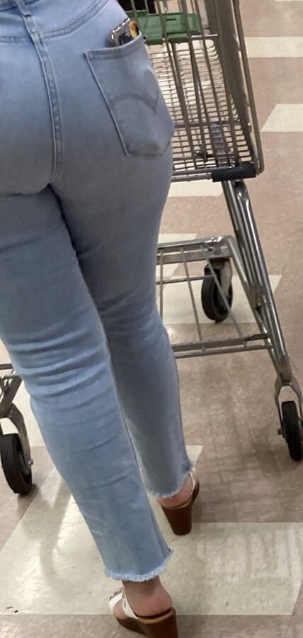 BIG JUICY LATINA ASS !!