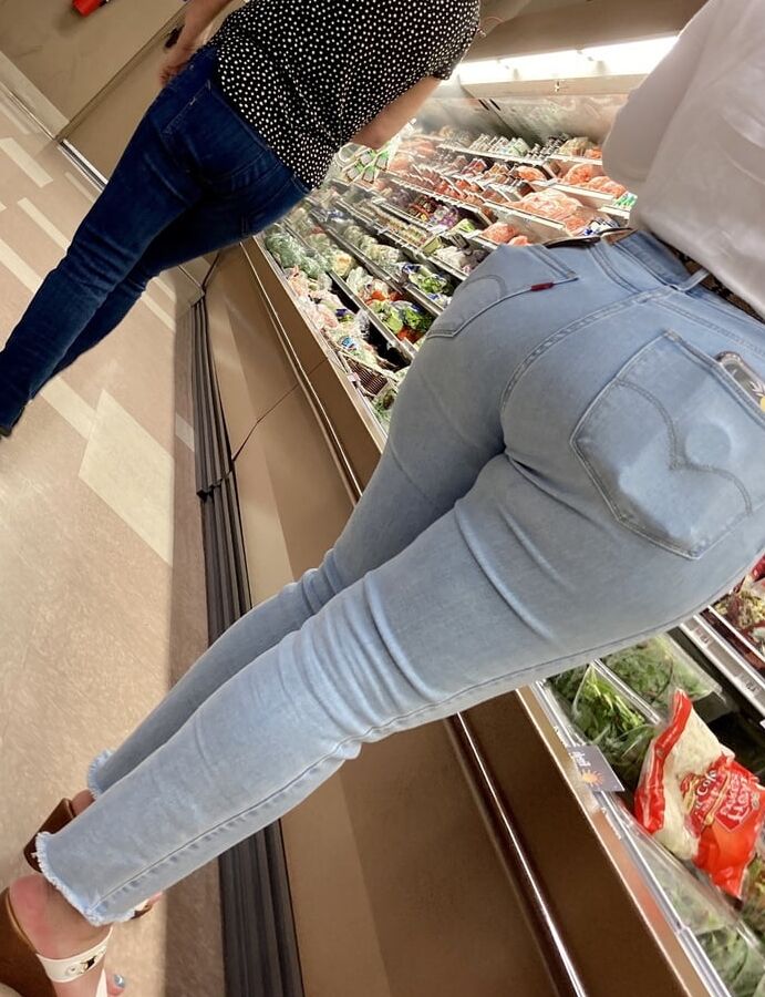 BIG JUICY LATINA ASS !!