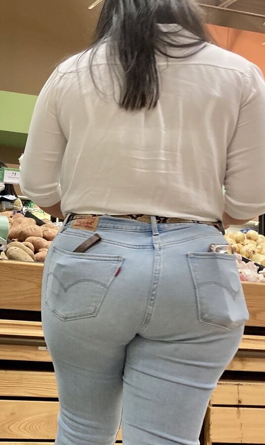 BIG JUICY LATINA ASS !!