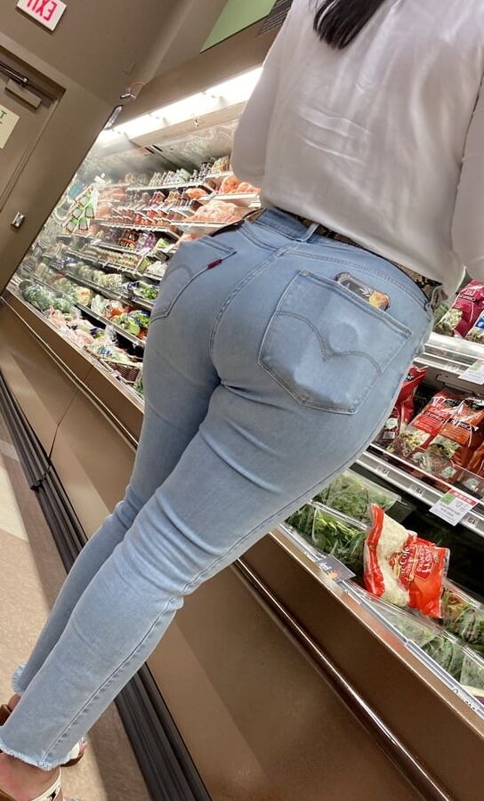 BIG JUICY LATINA ASS !!