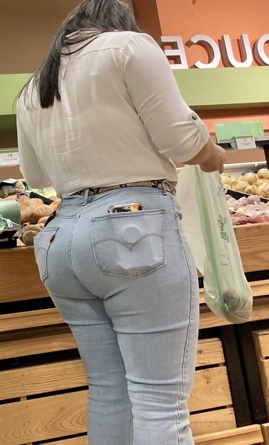 BIG JUICY LATINA ASS !!