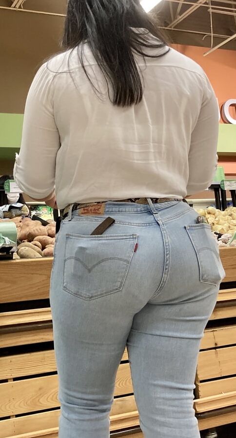 BIG JUICY LATINA ASS !!