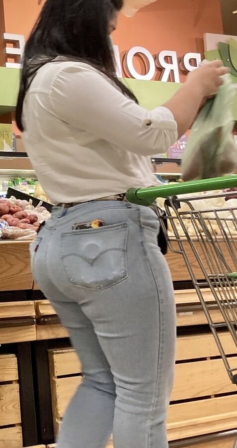 BIG JUICY LATINA ASS !!