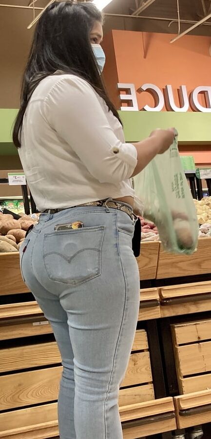 BIG JUICY LATINA ASS !!
