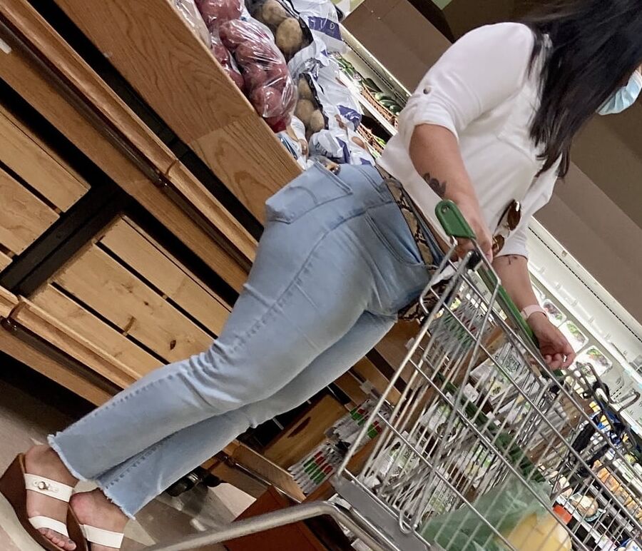 BIG JUICY LATINA ASS !!