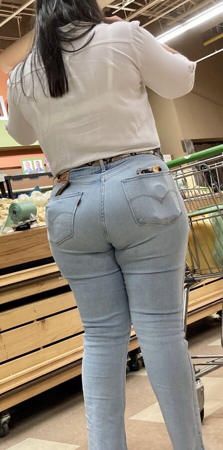 BIG JUICY LATINA ASS !!