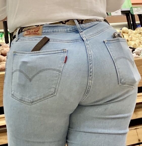 BIG JUICY LATINA ASS !!
