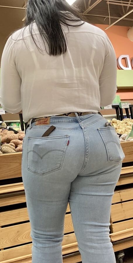 BIG JUICY LATINA ASS !!