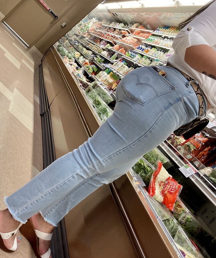 BIG JUICY LATINA ASS !!