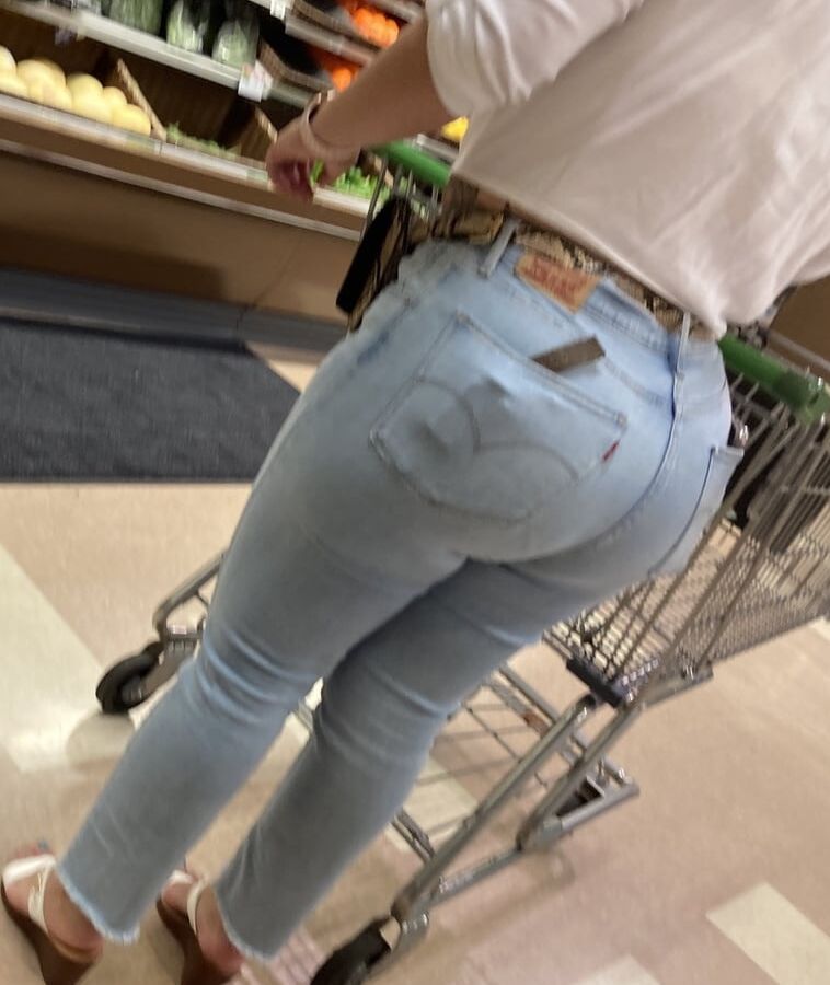 BIG JUICY LATINA ASS !!