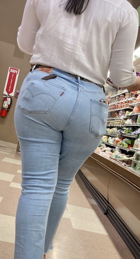 BIG JUICY LATINA ASS !!