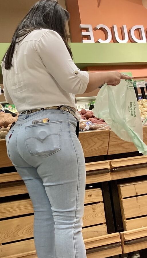 BIG JUICY LATINA ASS !!