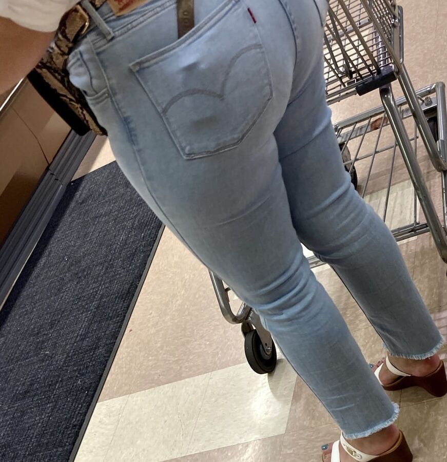 BIG JUICY LATINA ASS !!