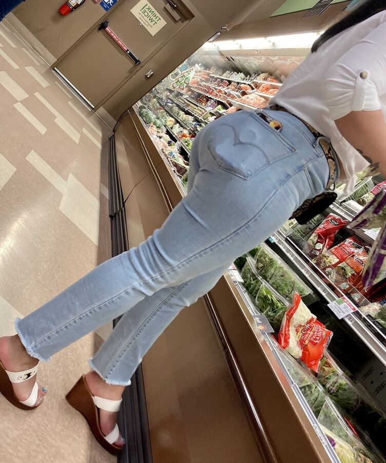 BIG JUICY LATINA ASS !!