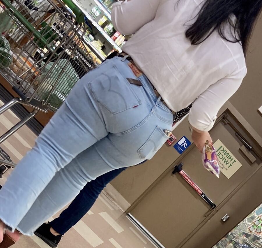 BIG JUICY LATINA ASS !!