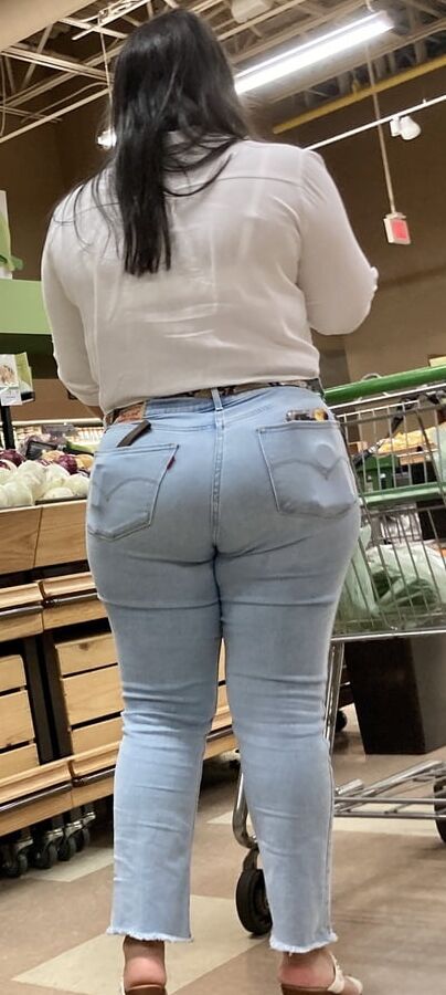 BIG JUICY LATINA ASS !!