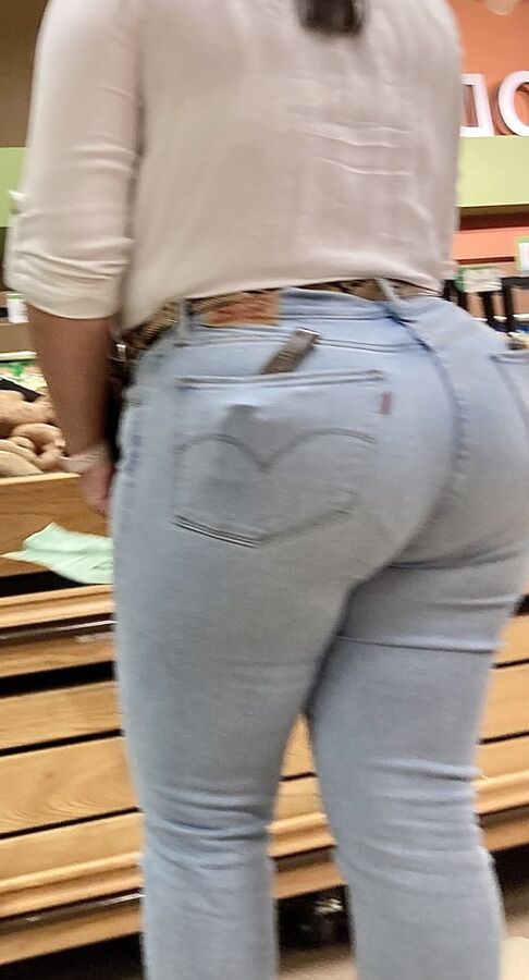 BIG JUICY LATINA ASS !!