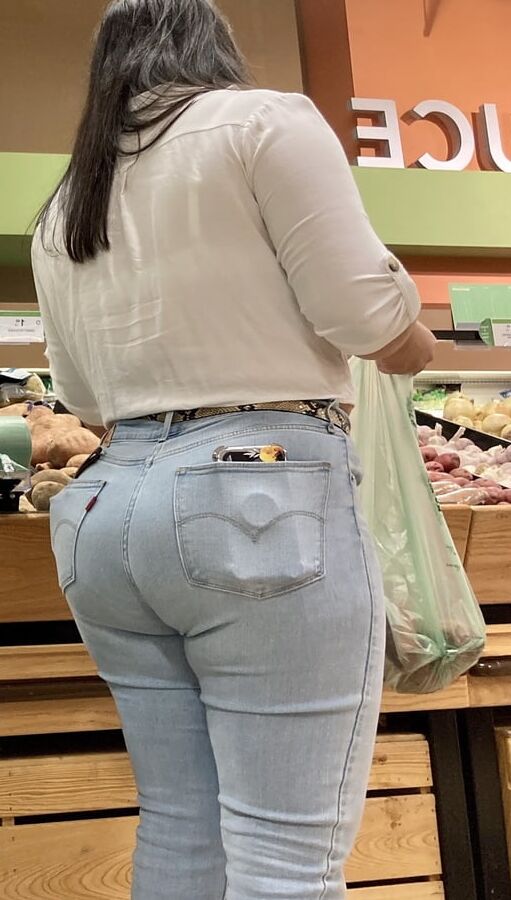 BIG JUICY LATINA ASS !!