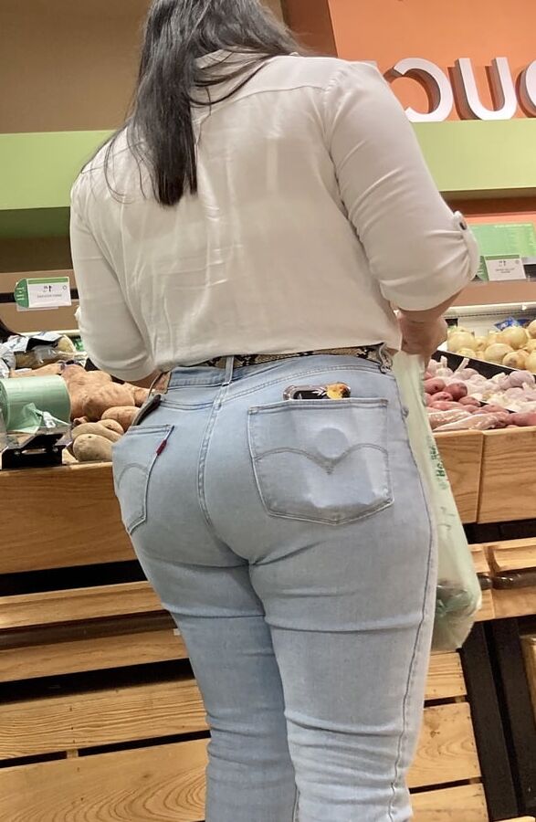 BIG JUICY LATINA ASS !!