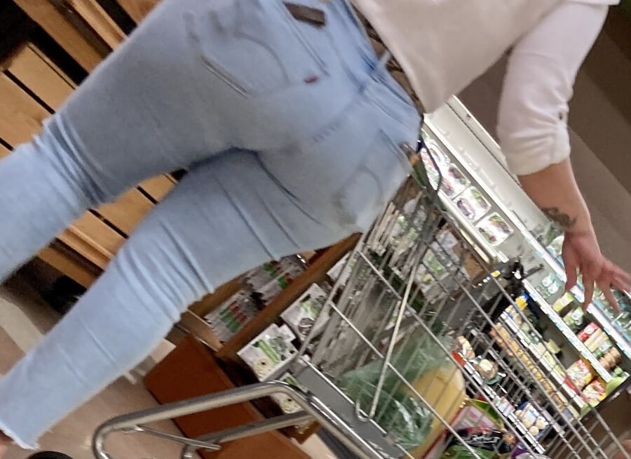 BIG JUICY LATINA ASS !!