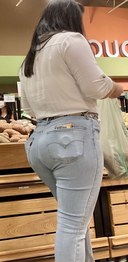 BIG JUICY LATINA ASS !!
