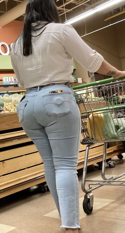 BIG JUICY LATINA ASS !!