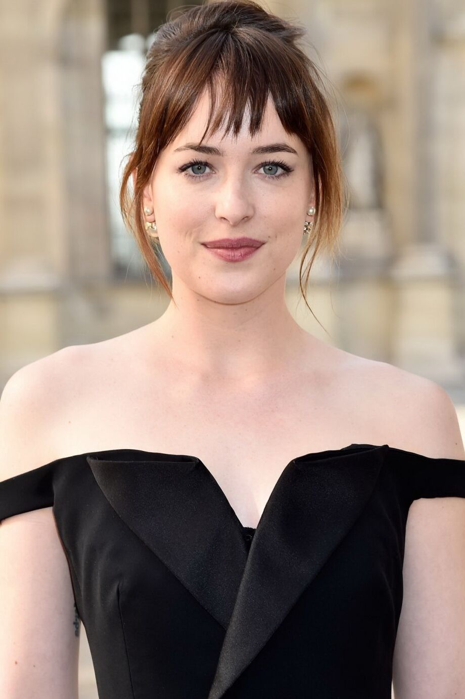 Dakota Johnson Showing Big Cleavage In Black Jumpsuit At Christian Dior Fashion Nudedworld 1770