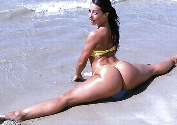 Women Showing their Asses off While doing the Splits