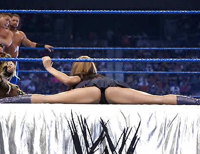 Women Showing their Asses off While doing the Splits