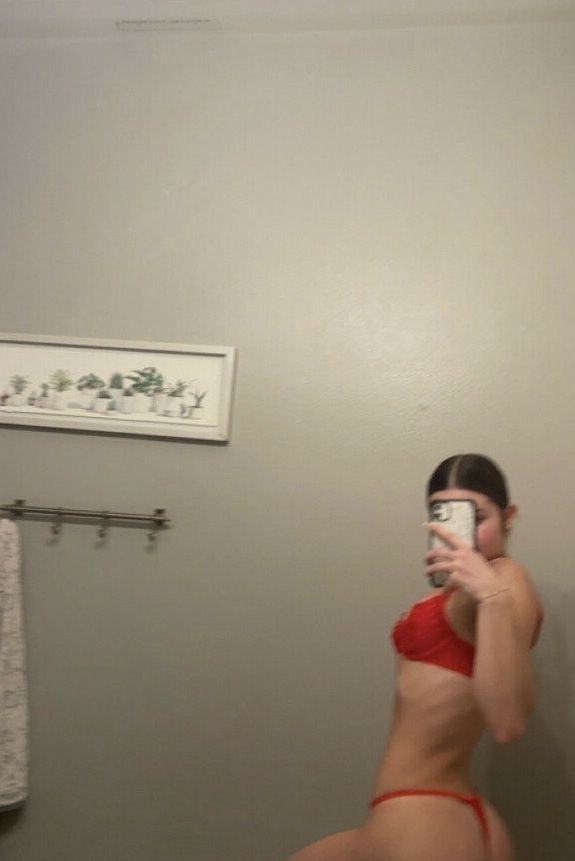 Grace Hollon nude