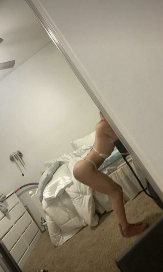 Grace Hollon nude