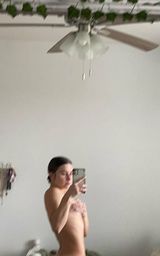 Grace Hollon nude