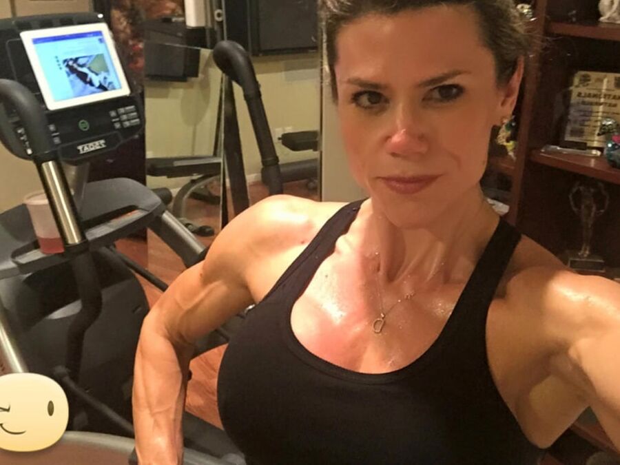 Dona Has The Model Face With The Perfect Body!