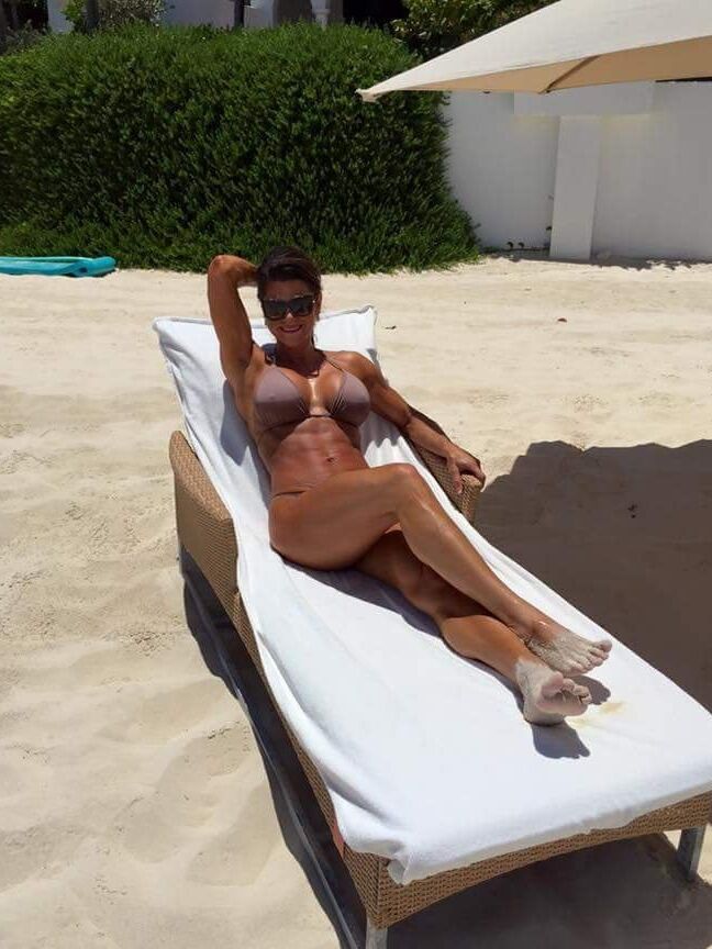 Dona Has The Model Face With The Perfect Body!