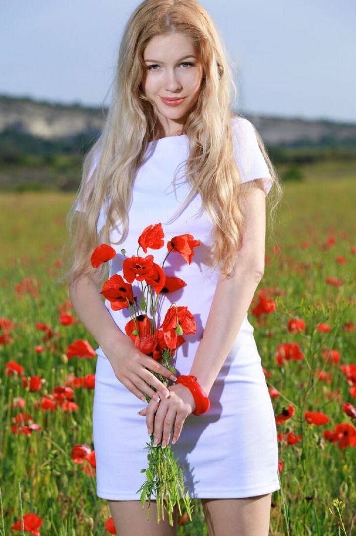 Pale blonde hottie with a nice smile