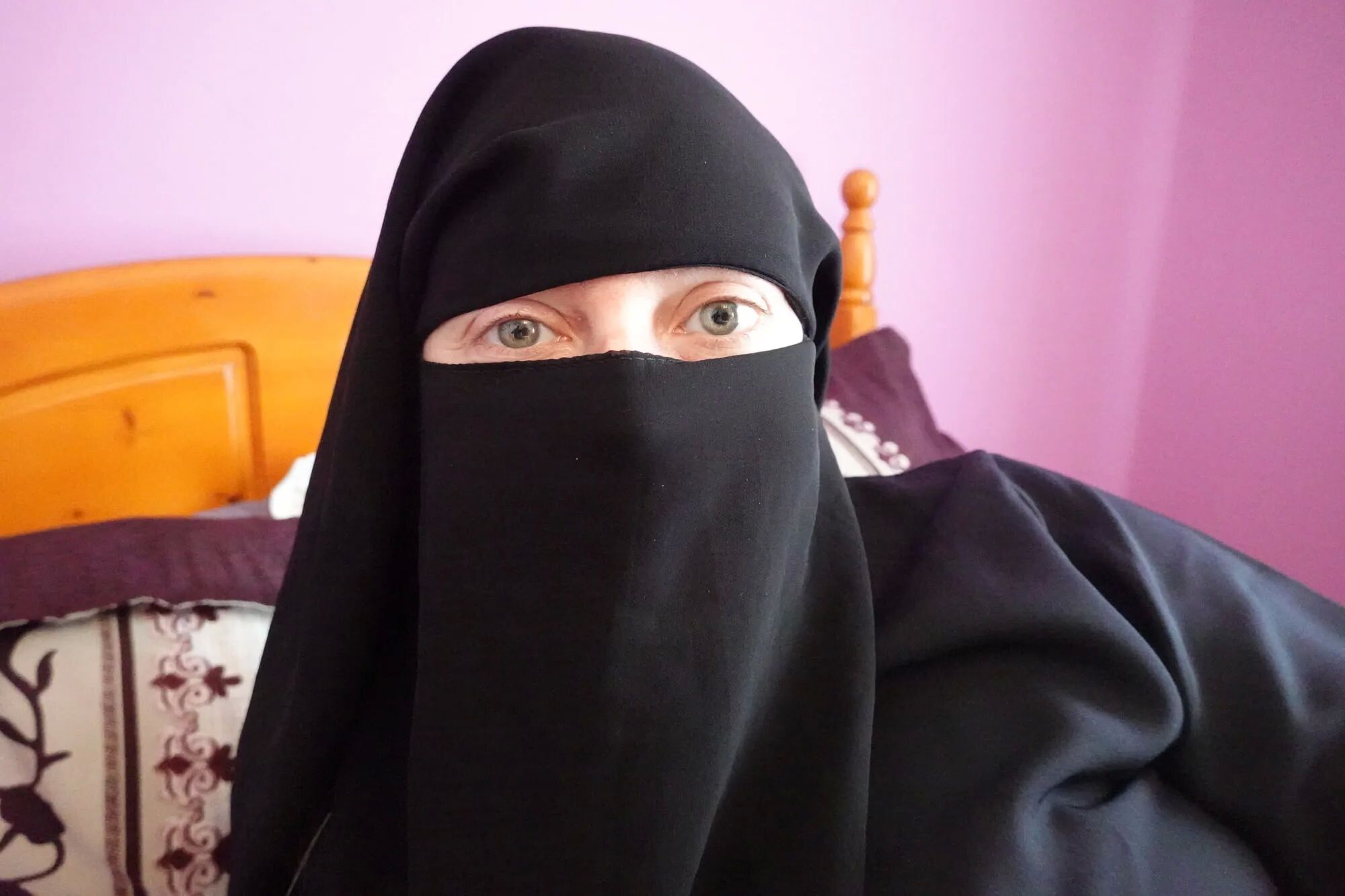Burqa and heels on the bed - 17 Pics