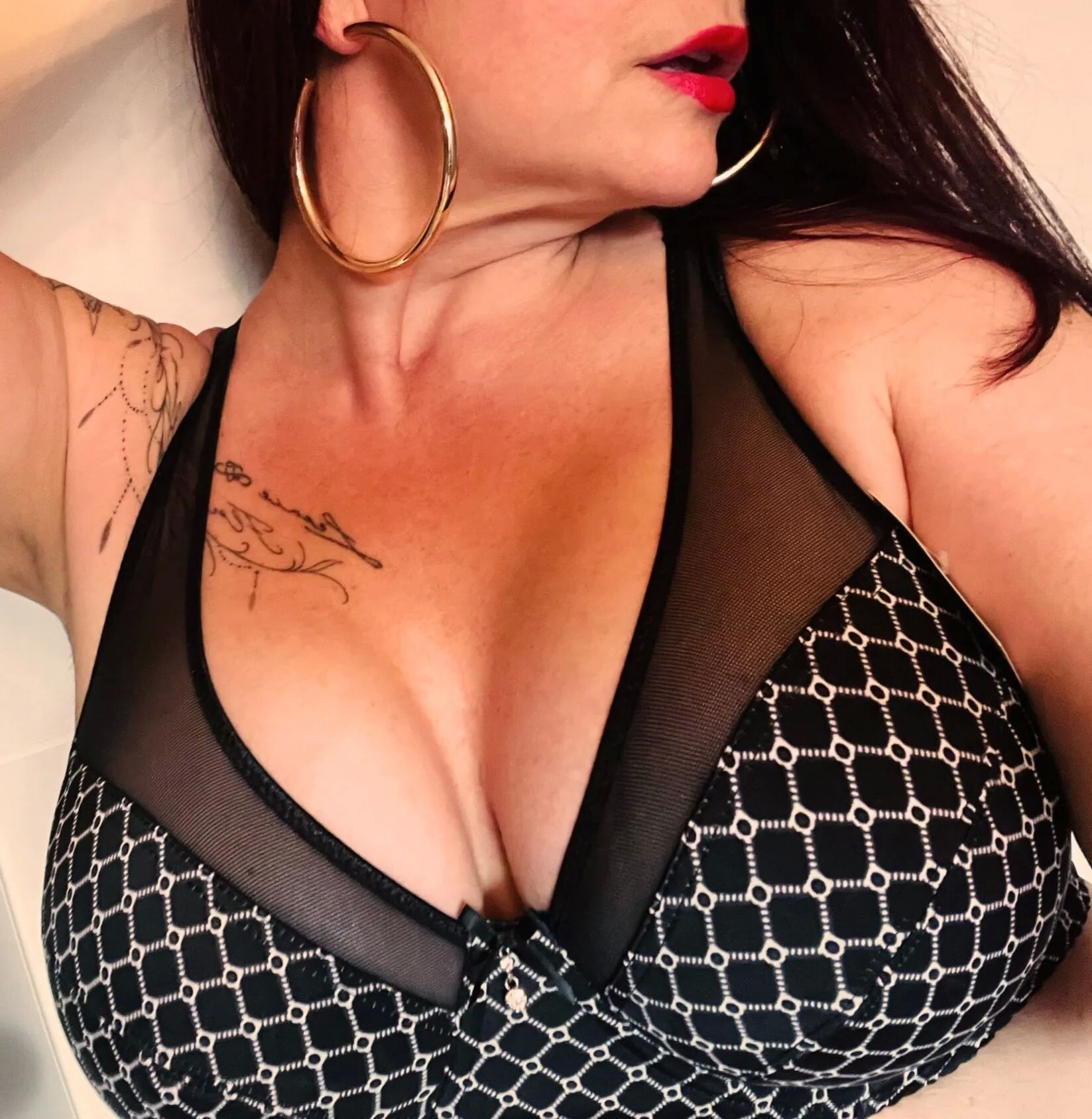 Eva Addams - WITH BRA - 10 Pics