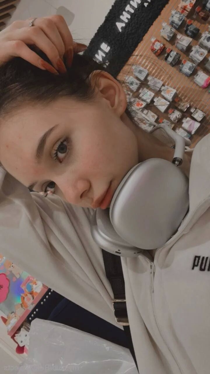 RiskyRina Free Photos - 6 Pics