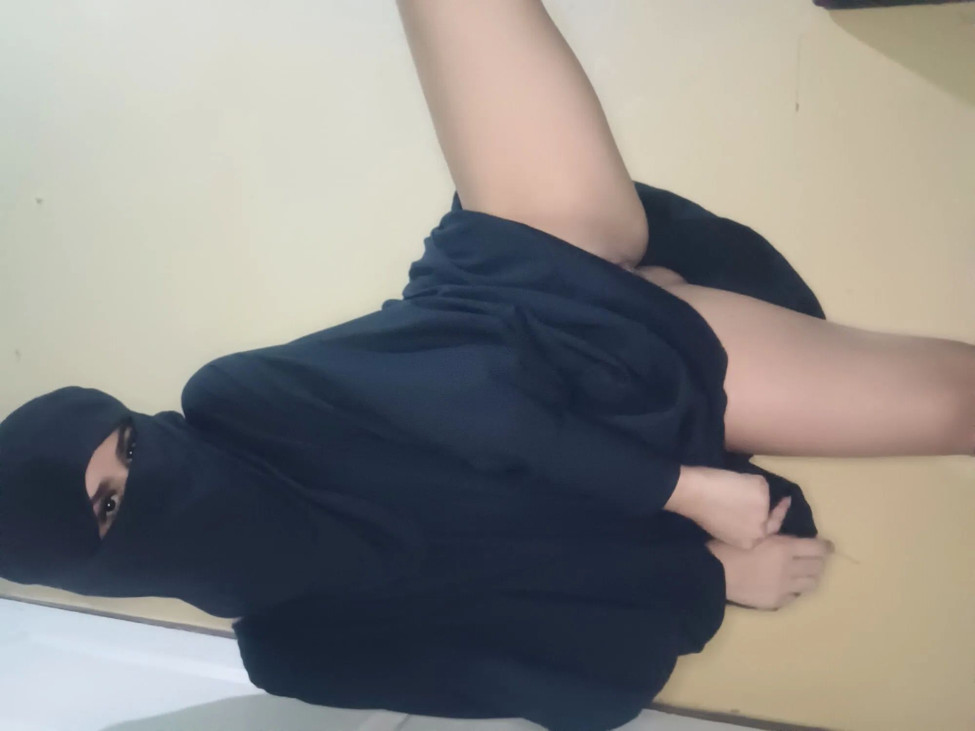 Amateur-zierlicher arabischer Teenager zeigt Muschi, Arsch und Titten im Niqab - 7 Bilder