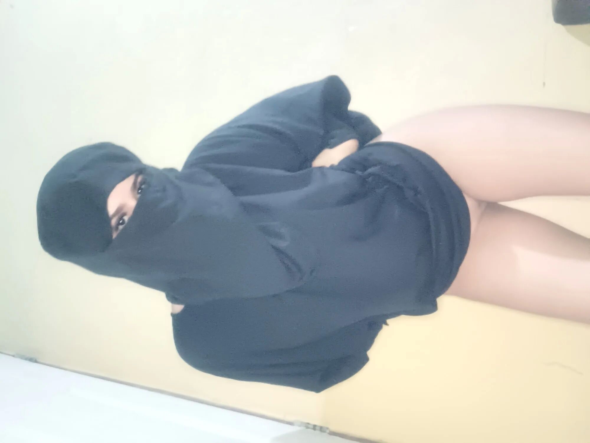 Amateur-zierlicher arabischer Teenager zeigt Muschi, Arsch und Titten im Niqab - 7 Bilder