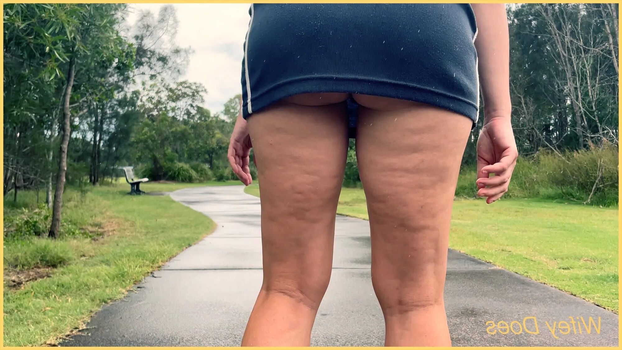 Wifey heads out without her panties and a very short skirt - 7 Pics