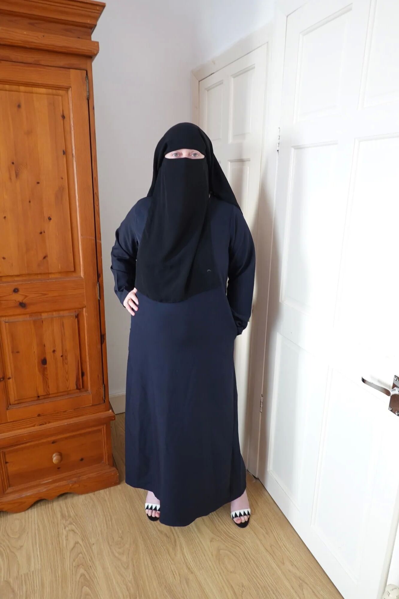 Pale Skin MILF in Burqa and Niqab and High heels - 39 Pics