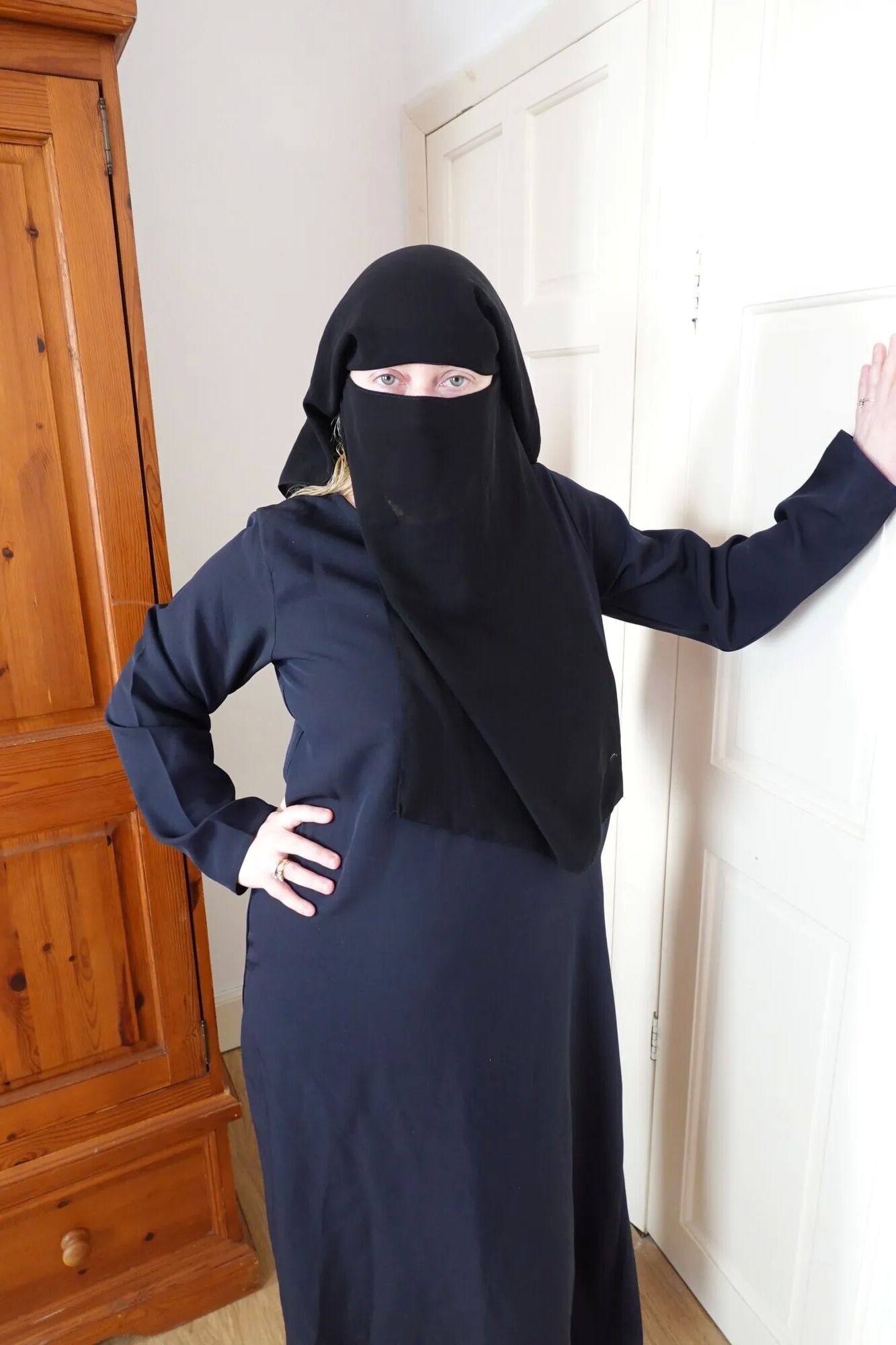 Pale Skin MILF in Burqa and Niqab and High heels - 39 Pics