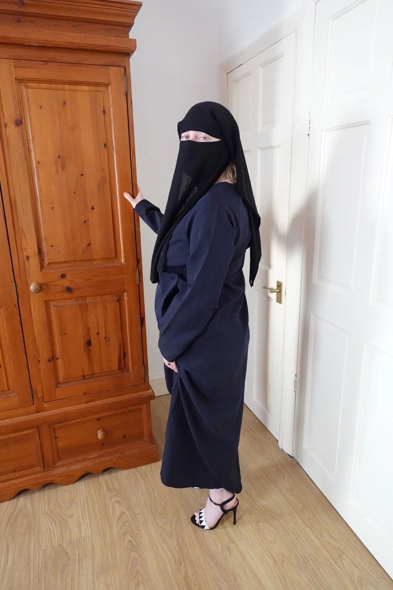 Pale Skin MILF in Burqa and Niqab and High heels - 39 Pics