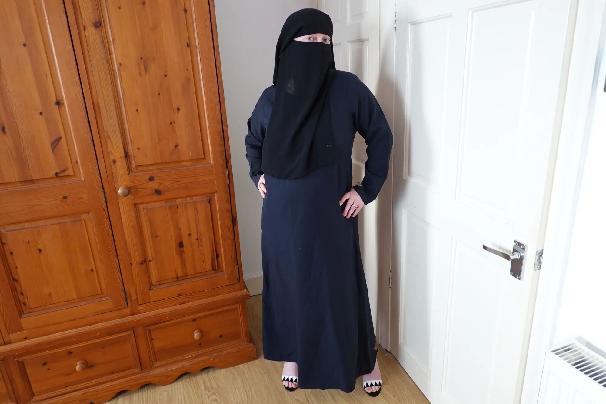 Pale Skin MILF in Burqa and Niqab and High heels - 39 Pics