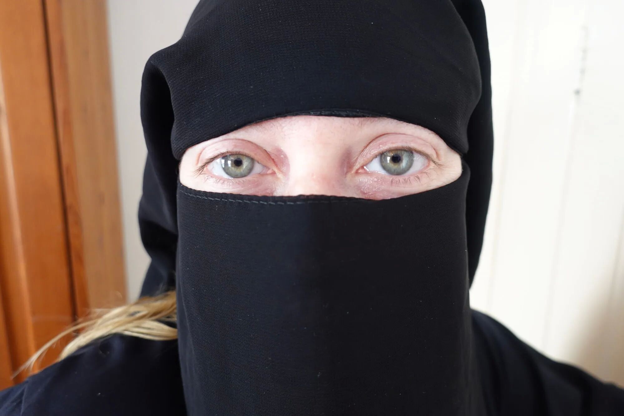 Pale Skin MILF in Burqa and Niqab and High heels - 39 Pics