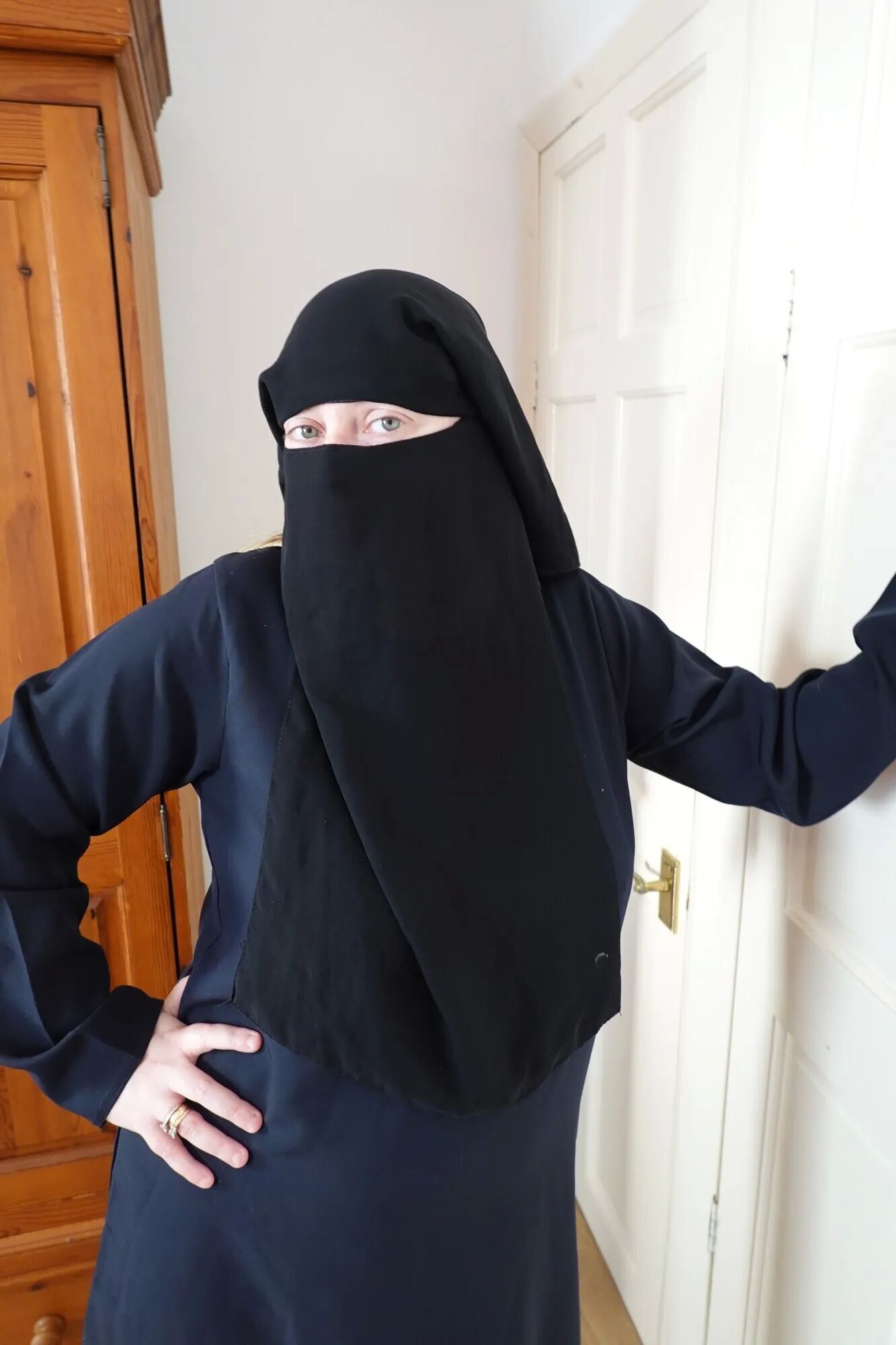 Pale Skin MILF in Burqa and Niqab and High heels - 39 Pics