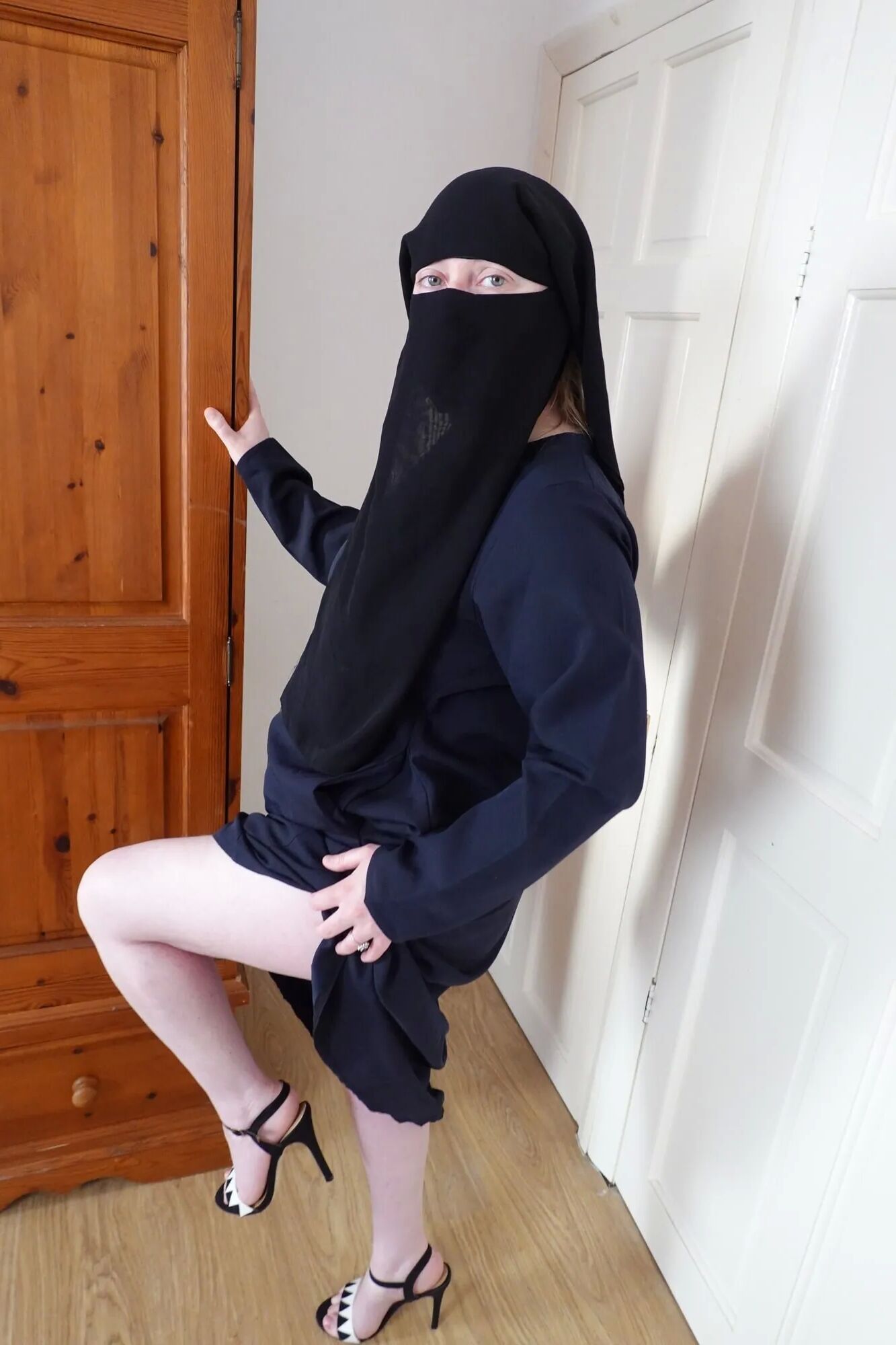 Pale Skin MILF in Burqa and Niqab and High heels - 39 Pics