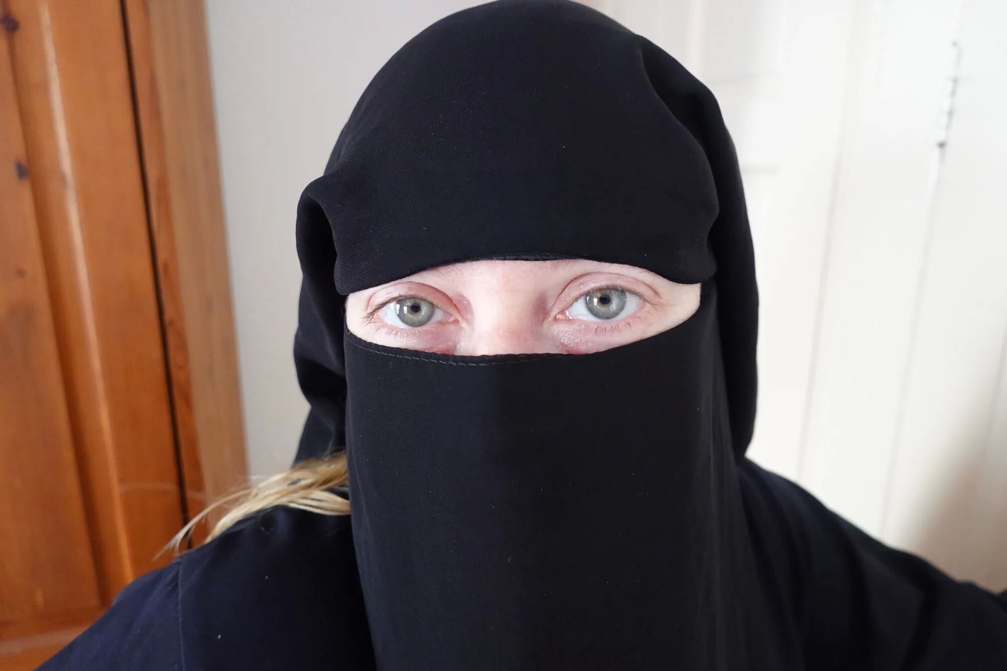 Pale Skin MILF in Burqa and Niqab and High heels - 39 Pics